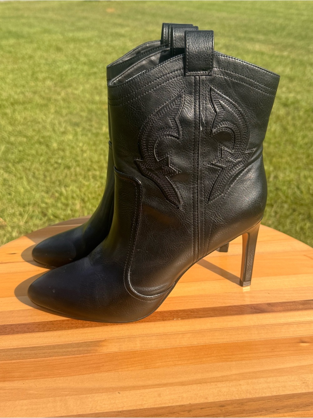 Ladies BCBG Black Leather Western-Inspired Pointed Toe Stiletto Ankle Boots